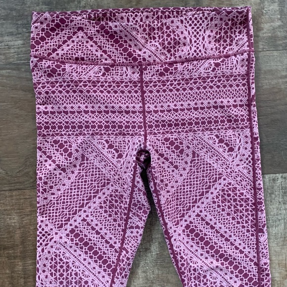 Fabletics lace capris pink and burgundy leggings - Picture 6 of 11